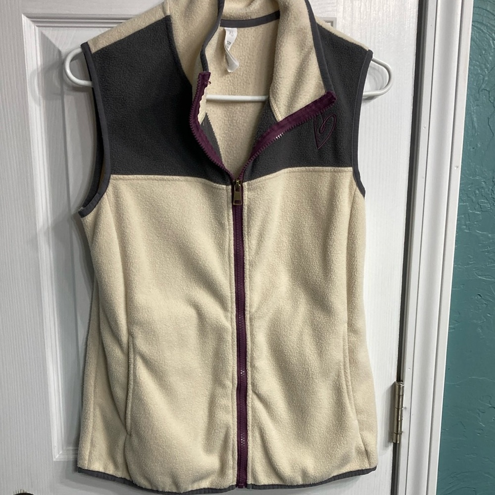 Latched Mama Women's Cream and Gray Fleece Vest